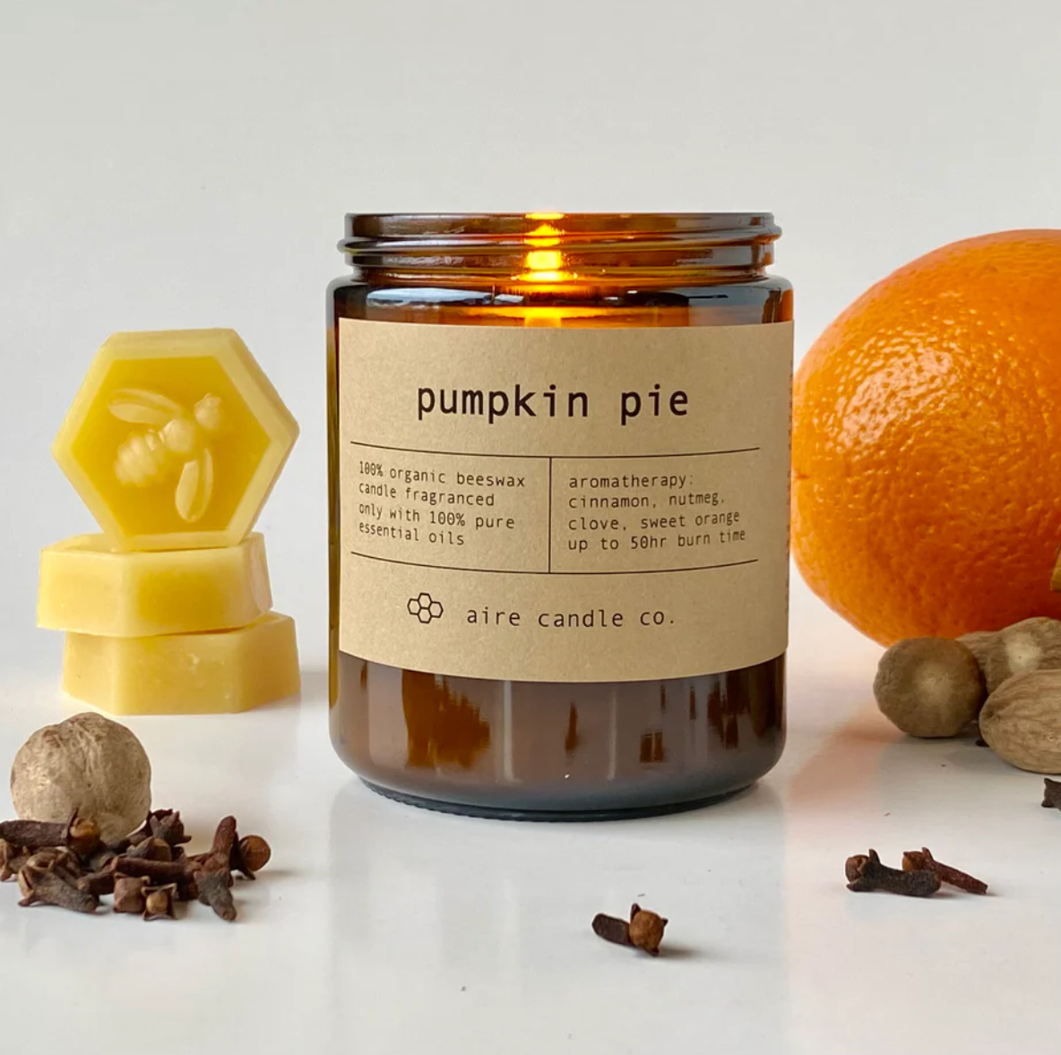 Vela de cera de abeja con aroma a pastel de calabaza